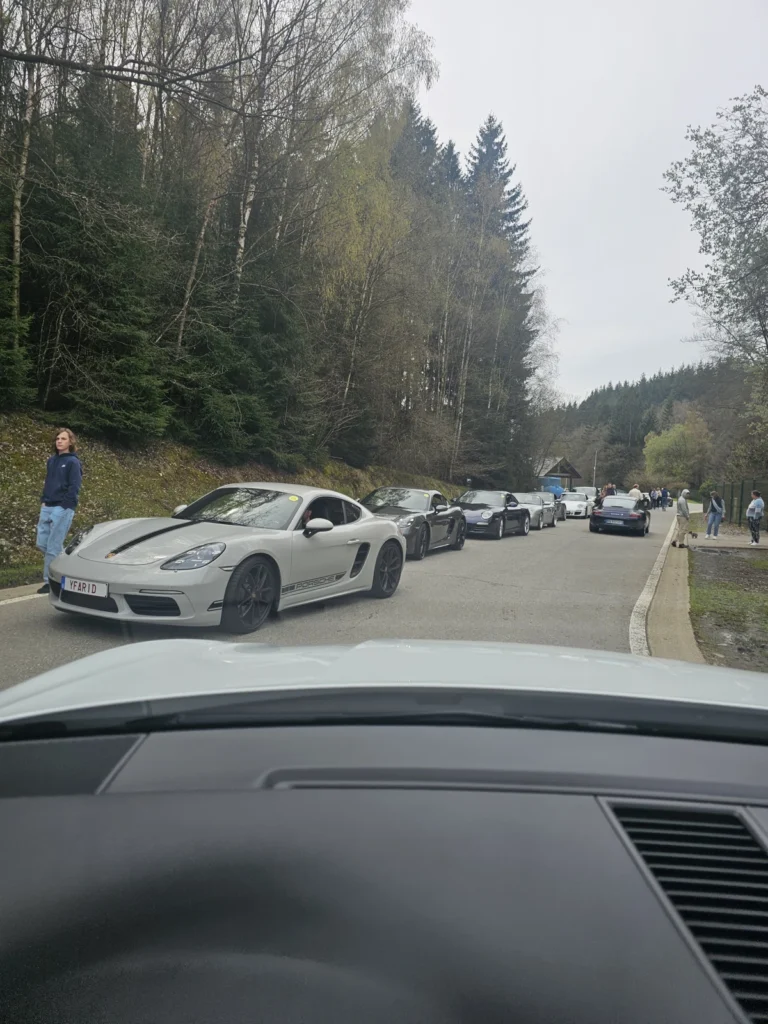 Porsche et file de v&eacute;hicules &agrave; l&rsquo;arriv&eacute;e &mdash; Porsche Days 2026