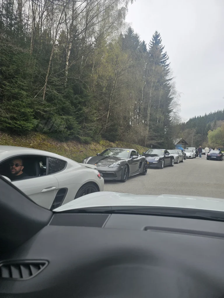 Vue de l&rsquo;arriv&eacute;e parmi les Porsche &mdash; Porsche Days 2026