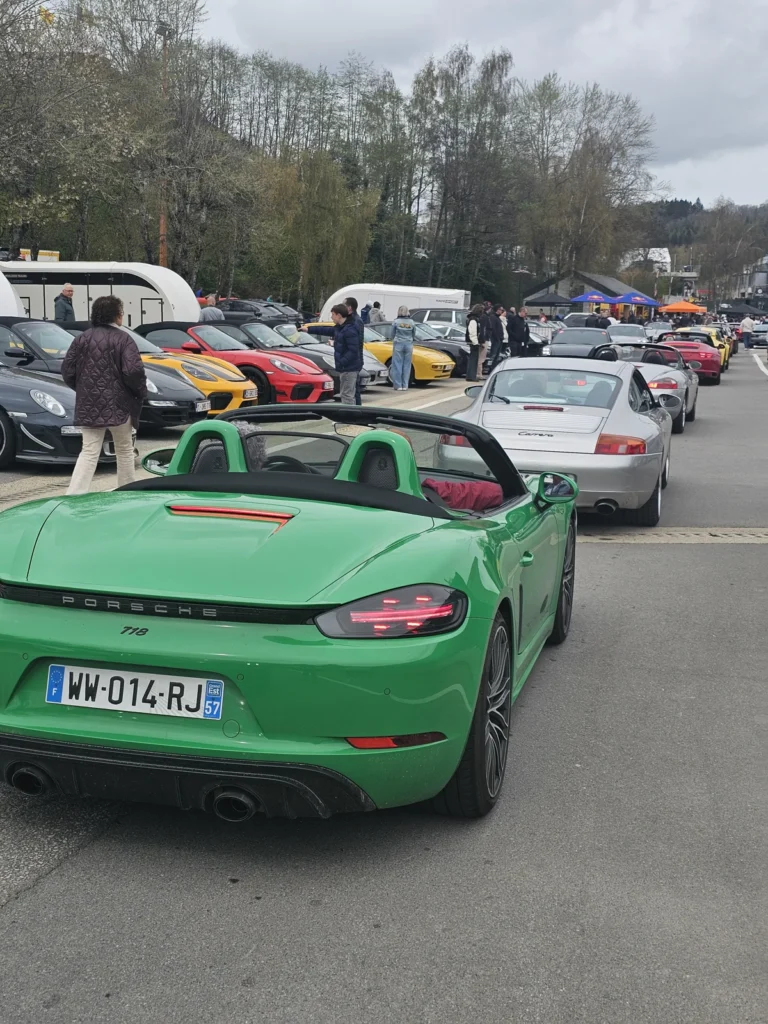 Porsche verte dans le rassemblement &mdash; Porsche Days 2026