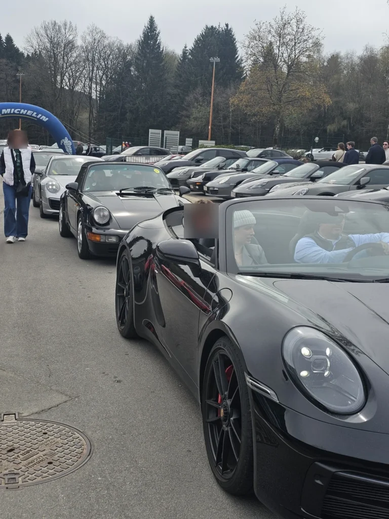 Porsche noire au milieu des voitures expos&eacute;es &mdash; Porsche Days 2026