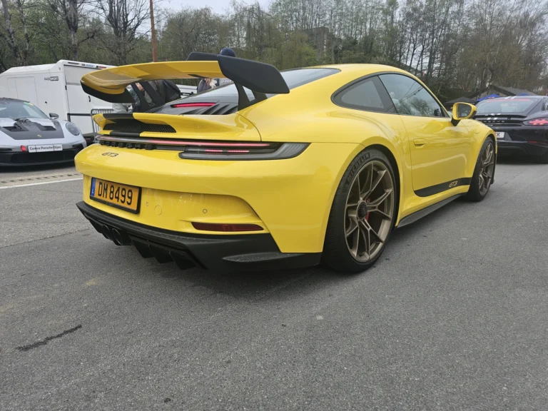 Porsche jaune avec grand aileron arri&egrave;re &mdash; Porsche Days 2026