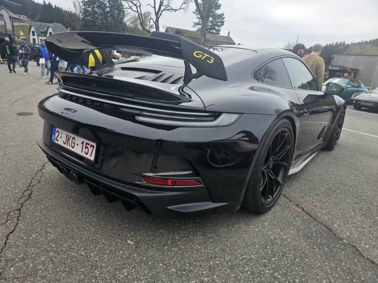 Porsche noire &eacute;quip&eacute;e d&rsquo;un grand aileron &mdash; Porsche Days 2026