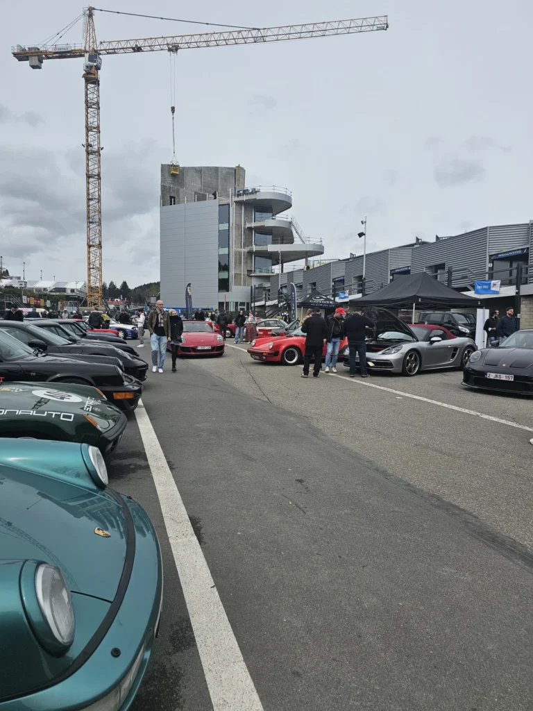 All&eacute;e et Porsche expos&eacute;es dans le paddock &mdash; Porsche Days 2026