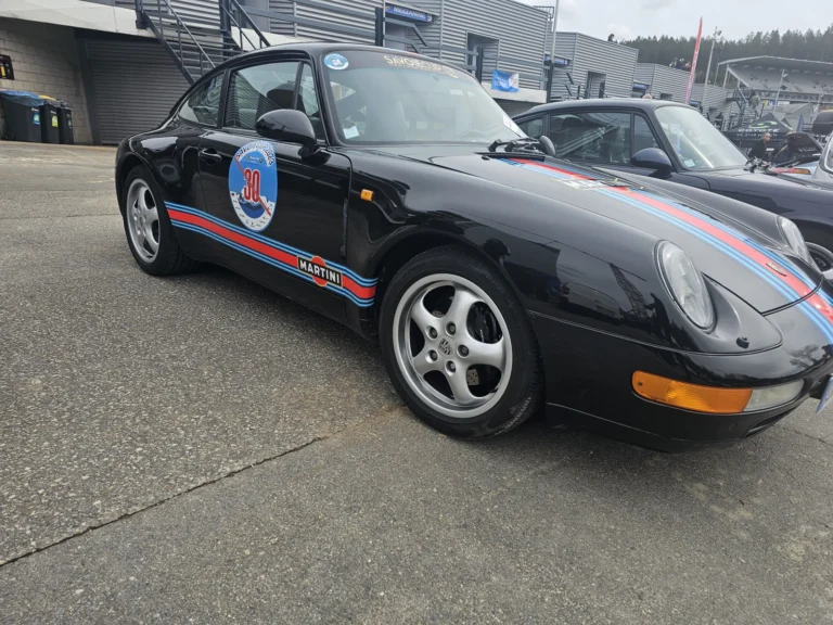 Porsche 911 de course avec d&eacute;coration multicolore &mdash; Porsche Days 2026