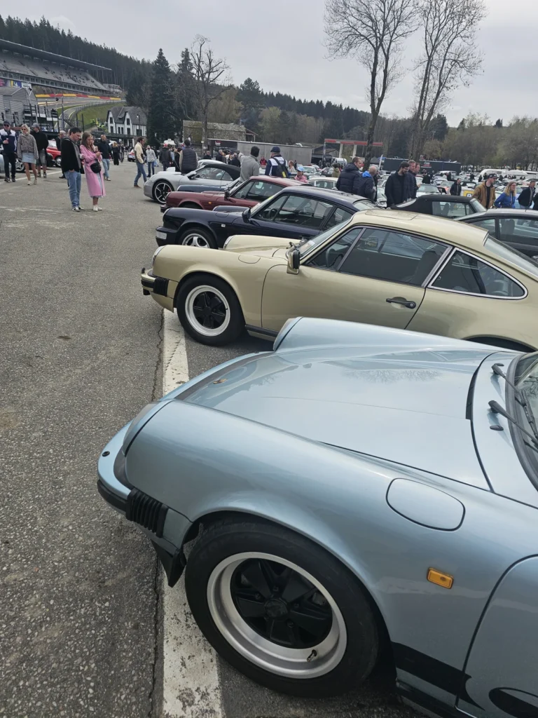 Porsche anciennes grise et beige &mdash; Porsche Days 2026