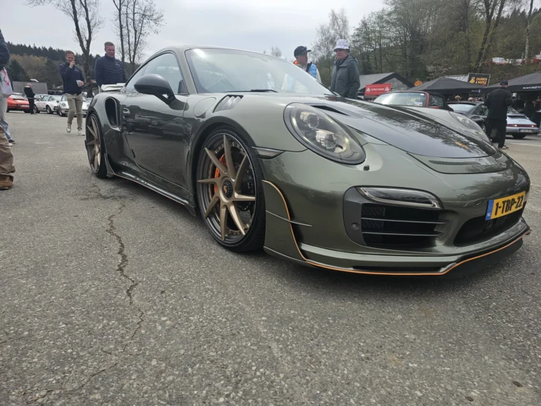 Porsche moderne gris olive vue de face &mdash; Porsche Days 2026