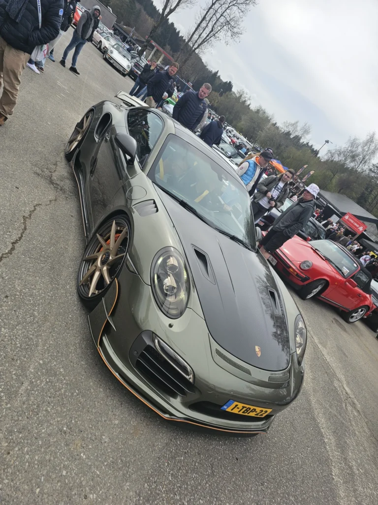Porsche gris olive, vue inclin&eacute;e &mdash; Porsche Days 2026