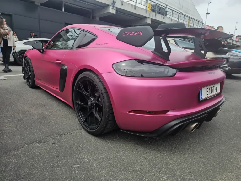 Porsche 718 Cayman rose vue de l&rsquo;arri&egrave;re &mdash; Porsche Days 2026
