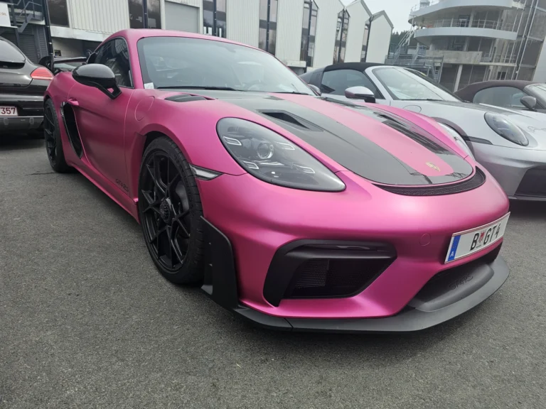 Porsche 718 Cayman rose vue de face &mdash; Porsche Days 2026