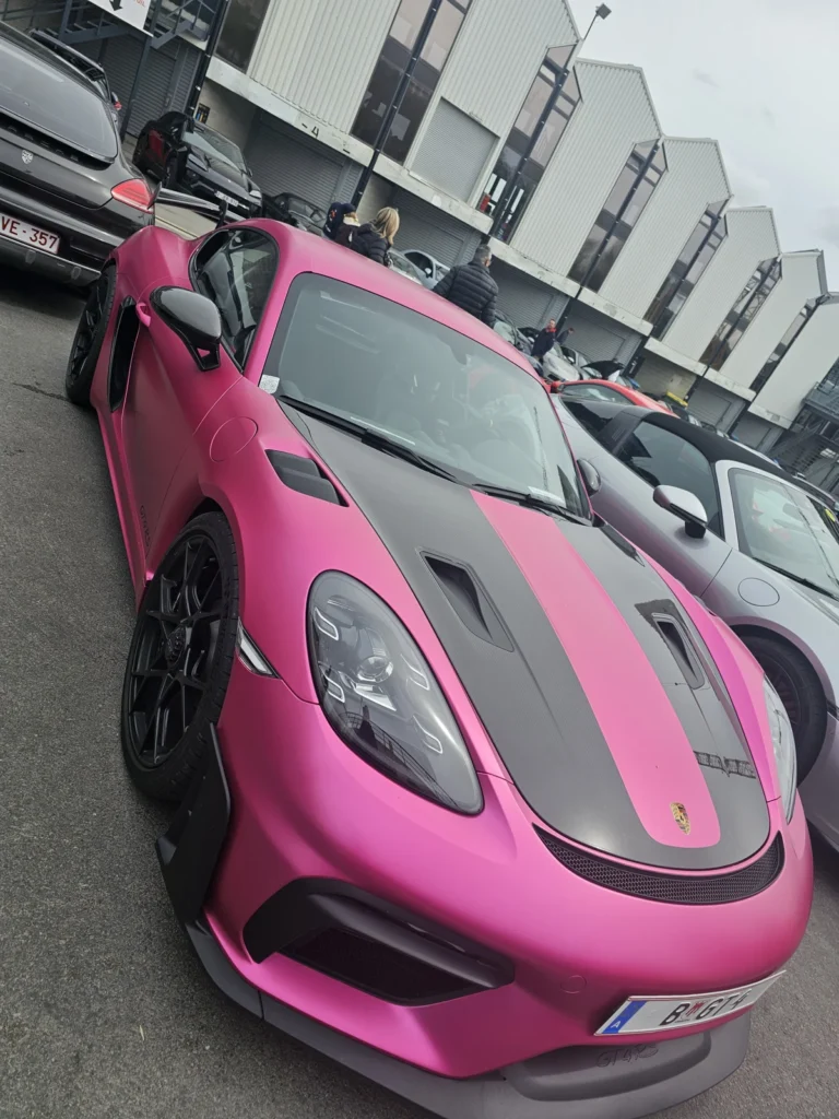 Porsche 718 Cayman rose, vue inclin&eacute;e &mdash; Porsche Days 2026