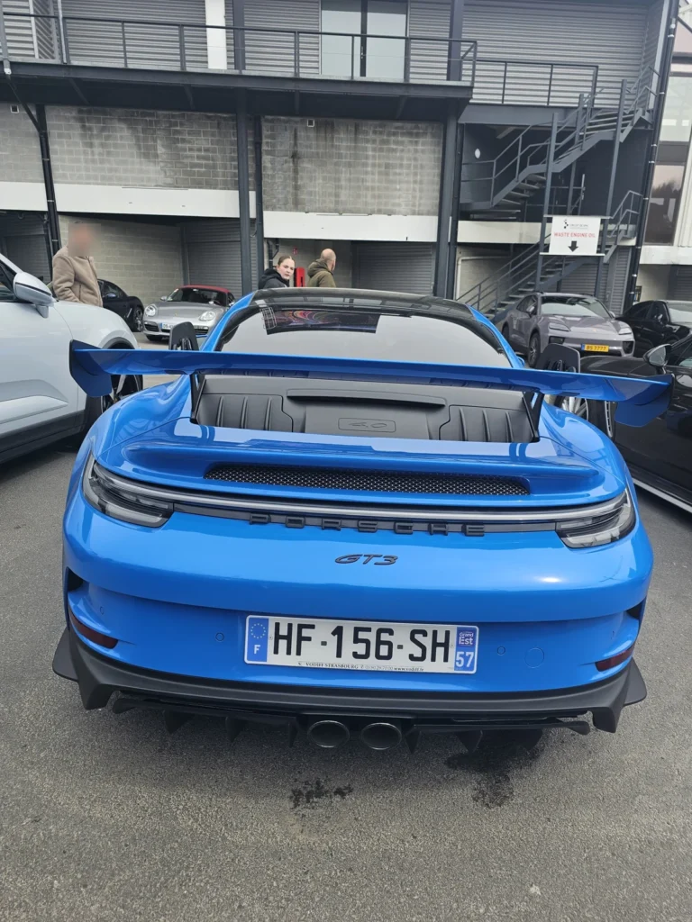 Porsche bleue avec aileron vue de l&rsquo;arri&egrave;re &mdash; Porsche Days 2026