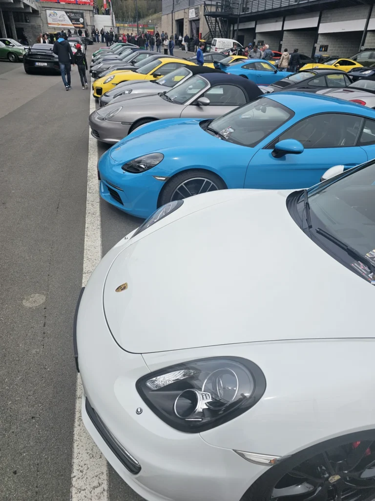 Rang&eacute;e de Porsche blanches et bleues &mdash; Porsche Days 2026
