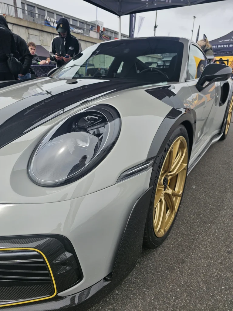 Avant d&rsquo;une Porsche blanche et grise avec jantes dor&eacute;es &mdash; Porsche Days 2026