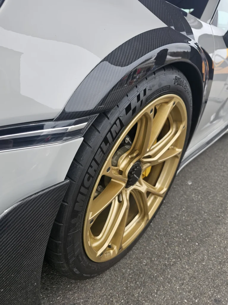 Jante dor&eacute;e et d&eacute;tail de carrosserie d&rsquo;une Porsche &mdash; Porsche Days 2026