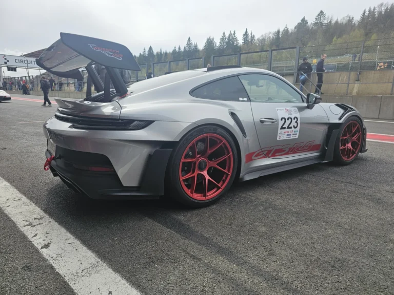 Porsche de piste grise avec num&eacute;ro de participation &mdash; Porsche Days 2026