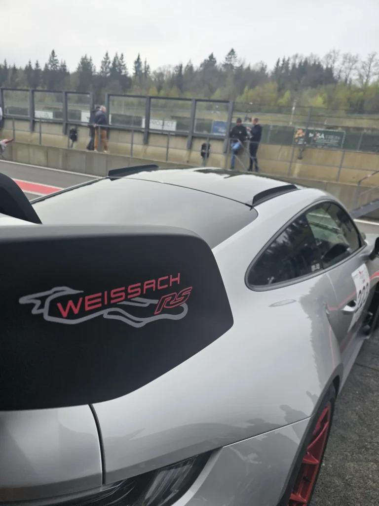 D&eacute;tail d&rsquo;un aileron sur une Porsche de piste &mdash; Porsche Days 2026