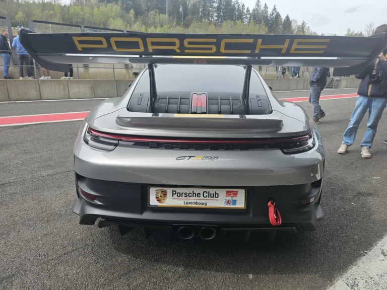 Porsche grise sous une passerelle Porsche &mdash; Porsche Days 2026