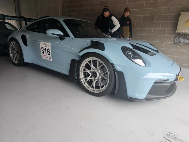 Porsche bleu clair dans un box &mdash; Porsche Days 2026