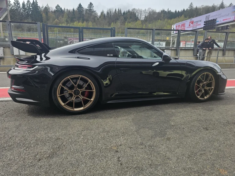 Porsche noire vue de profil dans la voie des stands &mdash; Porsche Days 2026