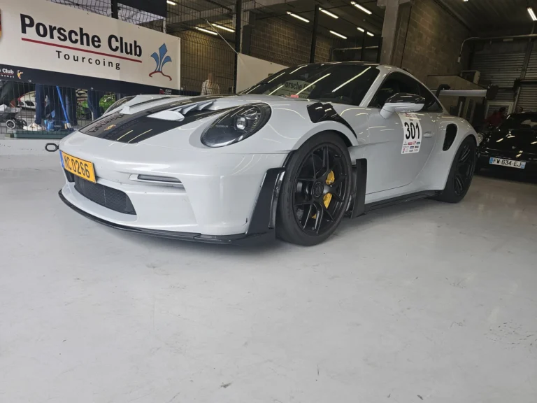 Porsche blanche pr&eacute;sent&eacute;e dans un box &mdash; Porsche Days 2026