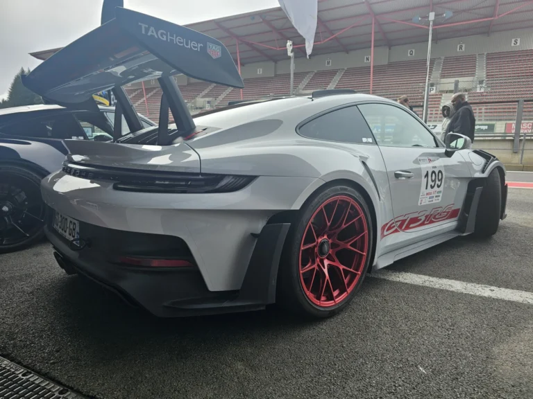 Porsche grise et rouge avec aileron &mdash; Porsche Days 2026
