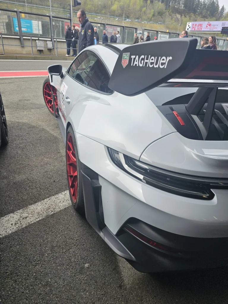 Arri&egrave;re et aileron d&rsquo;une Porsche grise &mdash; Porsche Days 2026