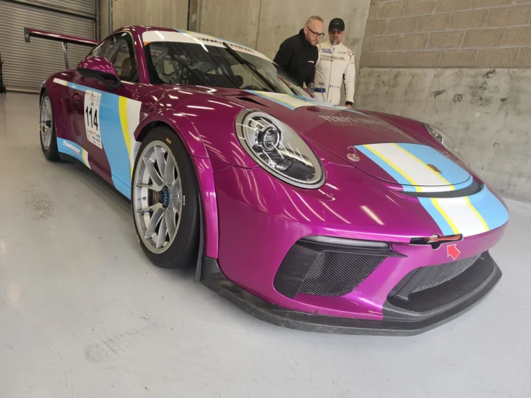 Porsche rose pr&eacute;sent&eacute;e dans un box &mdash; Porsche Days 2026
