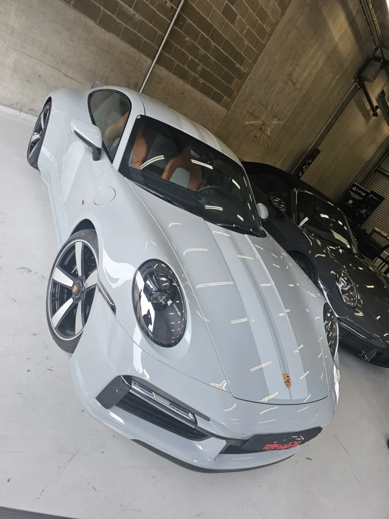 Porsche blanche, vue inclin&eacute;e &mdash; Porsche Days 2026