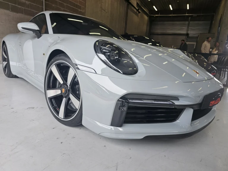 Avant d&rsquo;une Porsche blanche dans un box &mdash; Porsche Days 2026