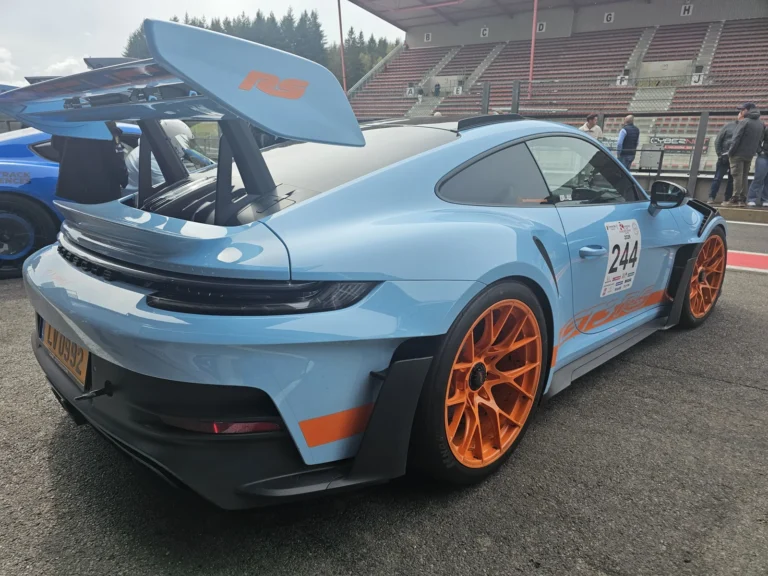 Porsche bleu clair et orange &eacute;quip&eacute;e pour la piste &mdash; Porsche Days 2026