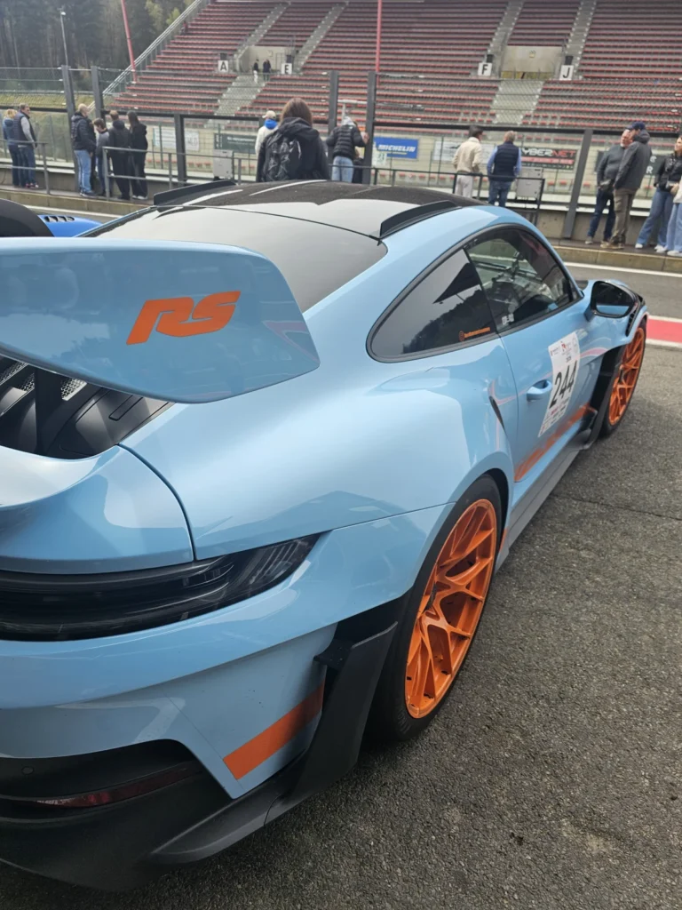 Porsche bleu clair avec capot arri&egrave;re ouvert &mdash; Porsche Days 2026