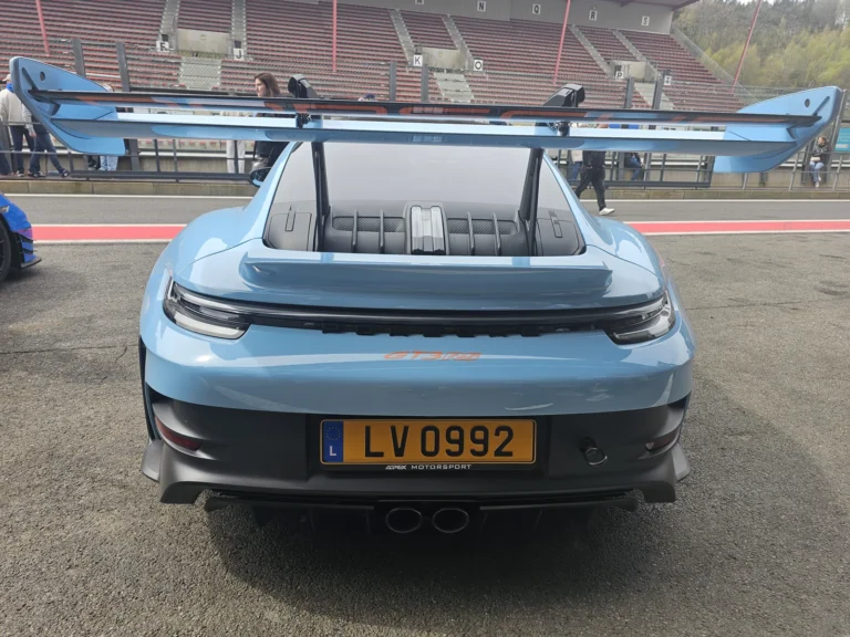 Porsche bleu clair et orange vue de l&rsquo;arri&egrave;re &mdash; Porsche Days 2026