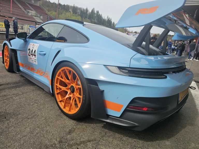 Porsche de piste bleu clair avec jantes orange &mdash; Porsche Days 2026