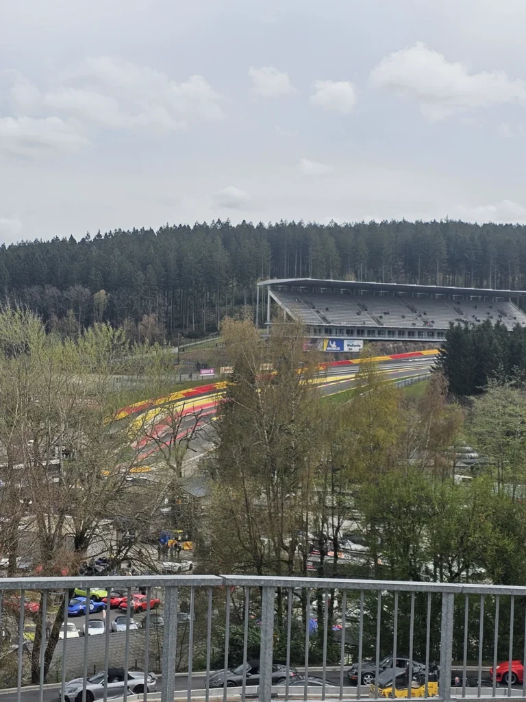 Vue du circuit &agrave; travers les arbres &mdash; Porsche Days 2026