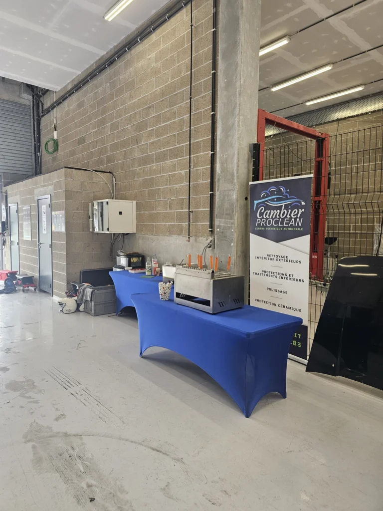 Int&eacute;rieur d&rsquo;un box et table de pr&eacute;sentation &mdash; Porsche Days 2026