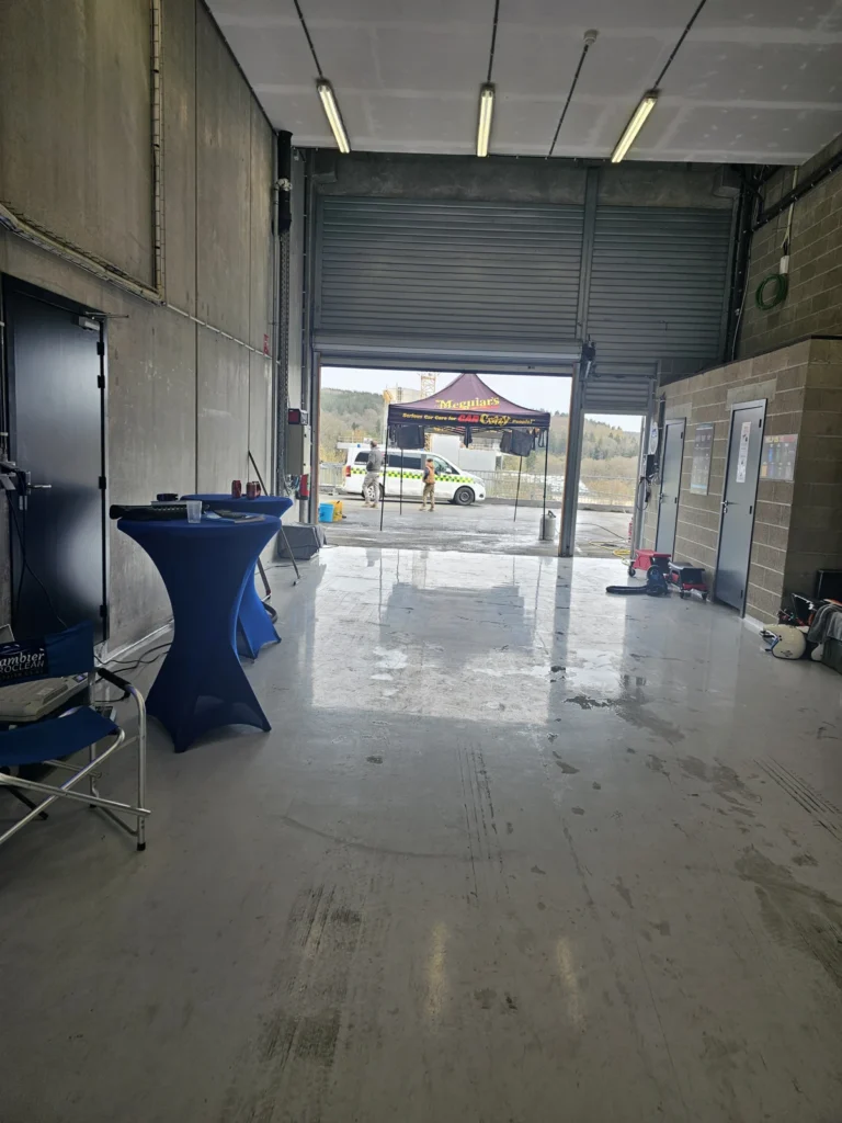 All&eacute;e des stands et box ouverts &mdash; Porsche Days 2026