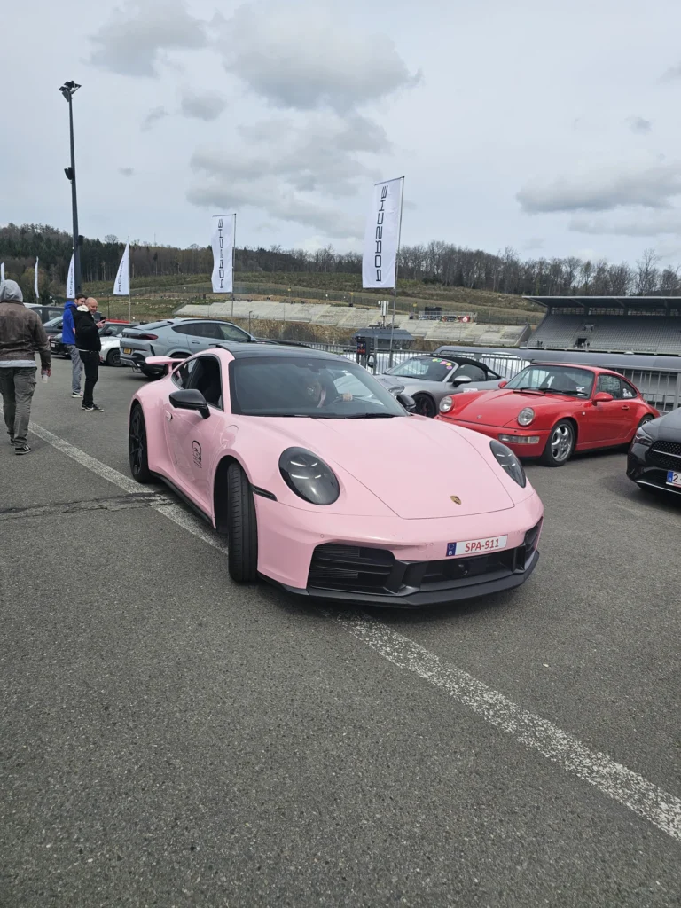Porsche rose vue de face dans le paddock &mdash; Porsche Days 2026