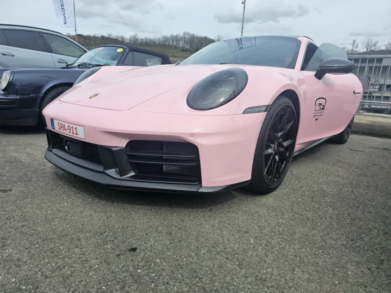 Avant d&rsquo;une Porsche rose &mdash; Porsche Days 2026