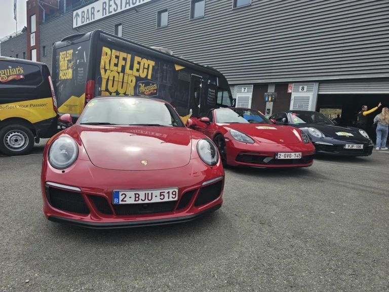 Porsche rouges devant les stands &mdash; Porsche Days 2026