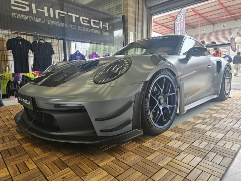 Porsche gris olive pr&eacute;sent&eacute;e sur un stand &mdash; Porsche Days 2026