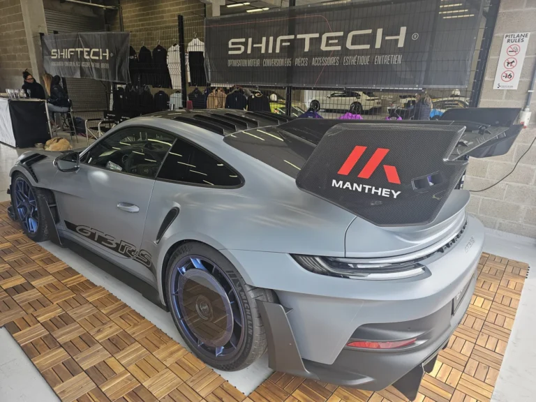 Porsche gris olive &eacute;quip&eacute;e d&rsquo;un aileron Manthey &mdash; Porsche Days 2026
