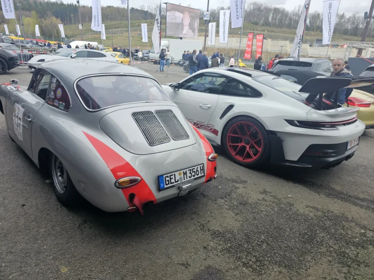 Porsche classique grise avec bandes rouges &mdash; Porsche Days 2026
