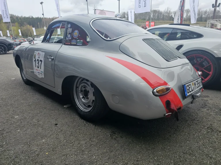 Porsche classique grise pr&eacute;par&eacute;e pour la piste &mdash; Porsche Days 2026