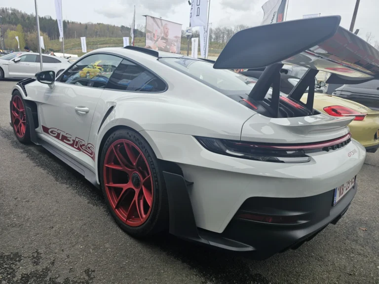 Porsche blanche &agrave; jantes rouges vue de l&rsquo;arri&egrave;re &mdash; Porsche Days 2026