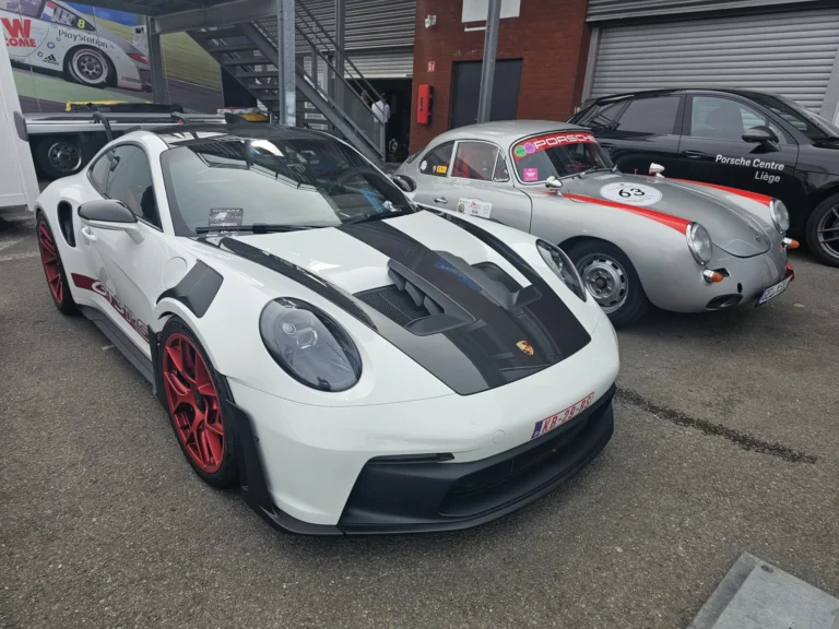 Porsche blanche avec bandes et jantes rouges &mdash; Porsche Days 2026