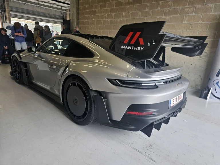 Porsche gris olive et aileron Manthey vue de l&rsquo;arri&egrave;re &mdash; Porsche Days 2026