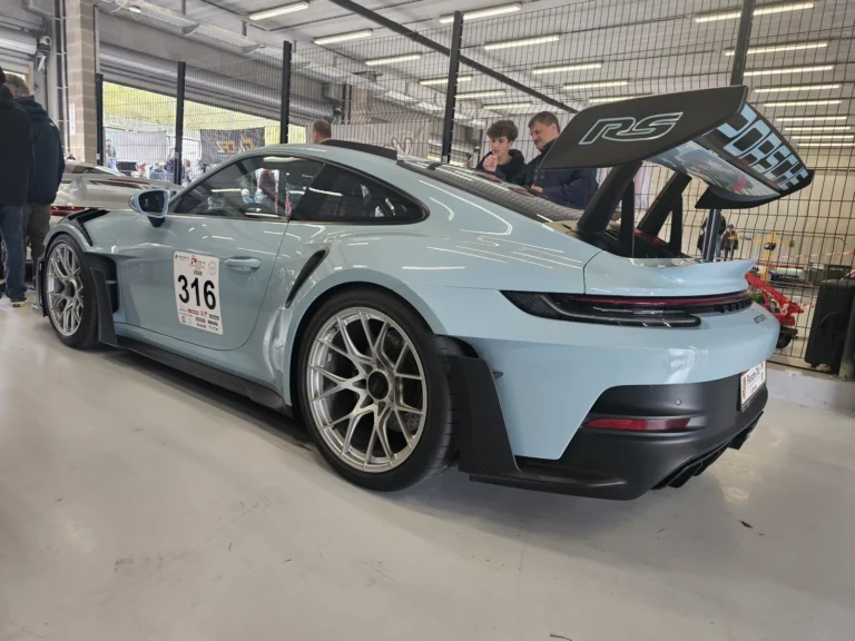 Porsche bleu clair &agrave; aileron dans un box &mdash; Porsche Days 2026