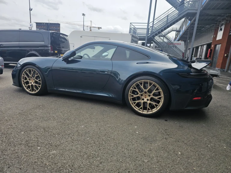 Porsche gris bleu vue de profil &mdash; Porsche Days 2026