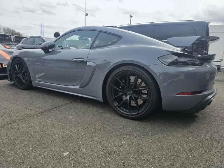Porsche grise vue de trois quarts arri&egrave;re &mdash; Porsche Days 2026