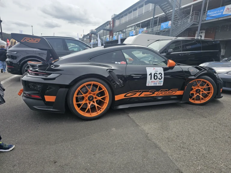 Porsche noire &agrave; jantes orange avec num&eacute;ro de participation &mdash; Porsche Days 2026